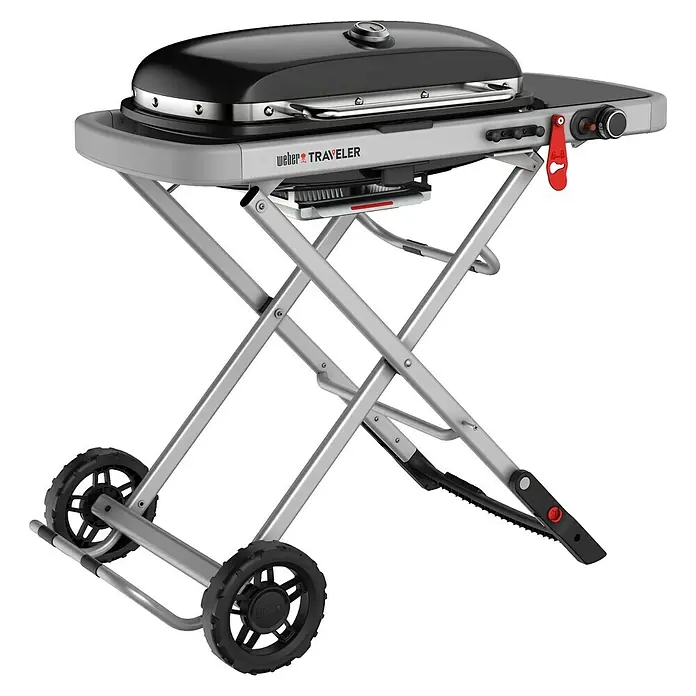 Weber Gasgrill Traveler - Grillfläche (B x T): 63 x 34 cm, 3,8 kW, Anzahl Brenner: 1, Schwarz/Silber - Abbildung eines Weber Traveler-Grills, tragbarer Gasgrill mit schwarzem Deckel und silbernem Gestell. Ideal für unterwegs.