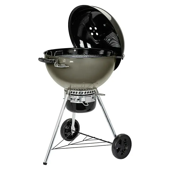 Weber Master-Touch GBS Kugelgrill C-5750 - Durchmesser Grillfläche: 57 cm, Smoke Grey - Ein grauer Weber Holzkohlegrill mit offenem Deckel und Chrombeinen, perfekt für Grillabende. Der Grill verfügt über Räder für einfachen Transport.