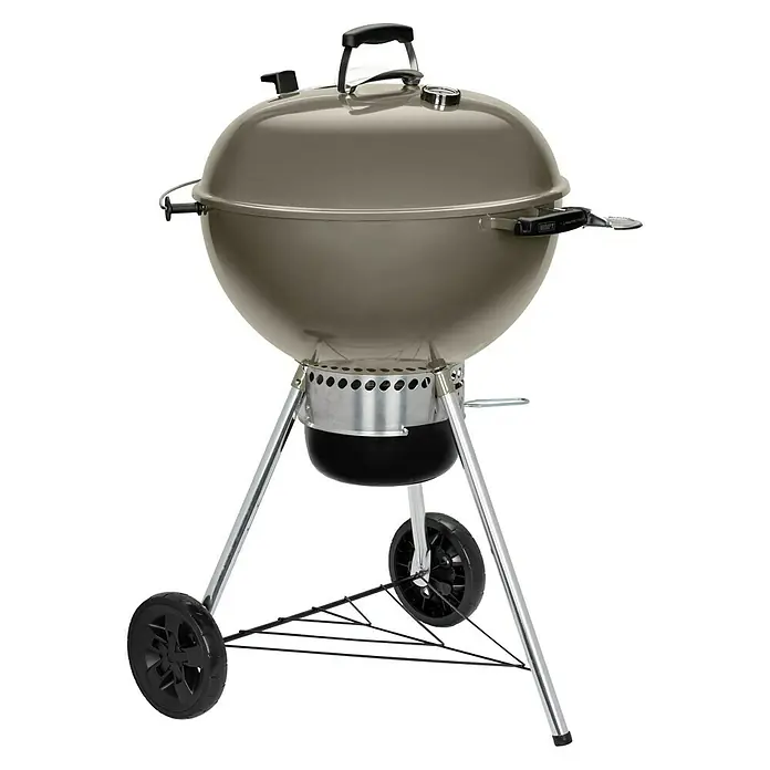 Weber Master-Touch GBS Kugelgrill C-5750 - Durchmesser Grillfläche: 57 cm, Smoke Grey - Das Bild zeigt einen Weber Holzkohlegrill in Graubraun, ideal für Grillabende im Freien. Er bietet ausreichend Platz für leckere Speisen.