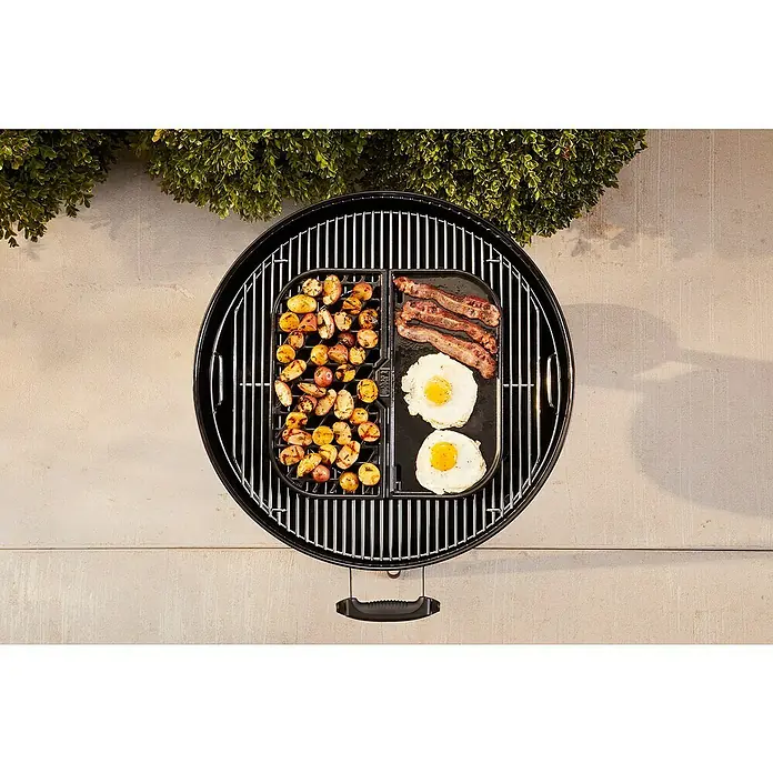 Weber Grillplatte 2in1 - L x B: 36,3 x 35,8 cm, Gusseisen - Grill mit Frühstückszutaten: Kartoffeln, Speck und Spiegeleier auf einer Grillplatte zubereitet, für ein leckeres Outdoor-Erlebnis.