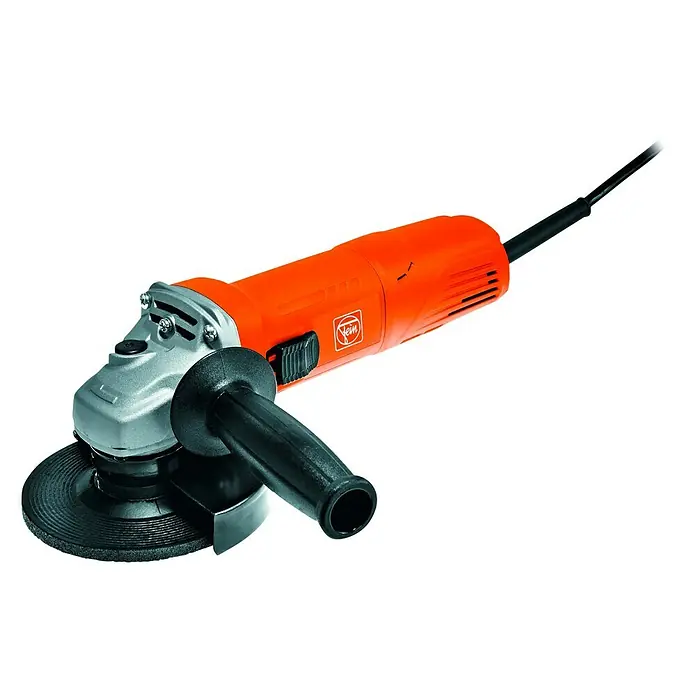 Fein Elektro-Winkelschleifer WSG 7-125 - 750 W, Durchmesser Scheibe: 125 mm, Leerlaufdrehzahl: 12.000 U/min - Eine orangefarbene Fein-Winkelschleifmaschine mit schwarzem Griff und Schleifscheibe vor schwarzem Hintergrund.