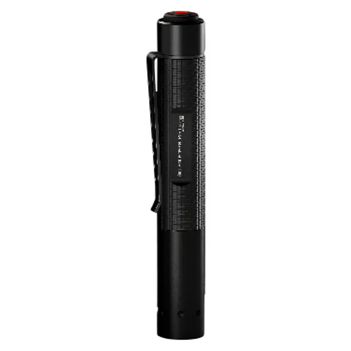 Ledlenser Taschenlampe P2R Core - 15 lm - 120 lm, IP54 - Detailaufnahme einer schwarzen, zylindrischen Stiftleuchte mit rotem Knopf und Clip, ideal für Präzisionsarbeiten.