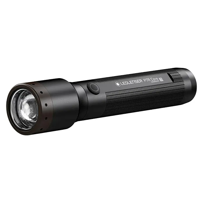 Ledlenser Taschenlampe P7R Core - 15 lm - 1.400 lm, IP68 - Nahaufnahme einer schwarzen Ledlenser P7R Core Taschenlampe, die robuste Bauweise und hohe Lichtleistung für den professionellen Einsatz vereint.