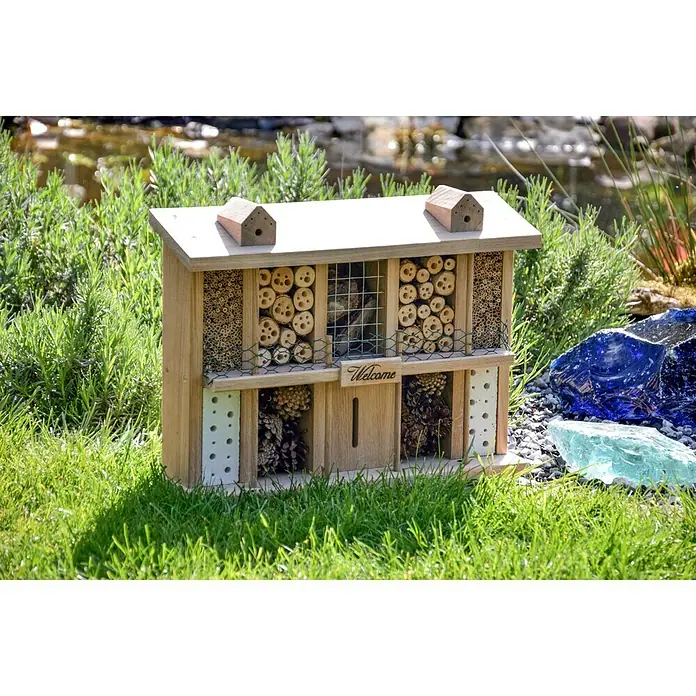 Dobar Insektenhotel Landsitz Superior47 x 12,5 x 34 cm, Eiche - Ein charmantes Insektenhotel aus Holz im Garten, das Insekten einen sicheren Unterschlupf bietet. Ideal für Naturliebhaber.