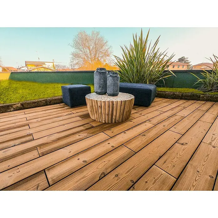 Klickfliese Smartplank - Kiefer, 118,4 x 15,1 x 2,8 cm, Braun, 1 Stk. - Stilvolle Gartengestaltung mit einem runden Holztisch, blauen Hockern und dekorativen Laternen auf einer warmen Holzterrasse.