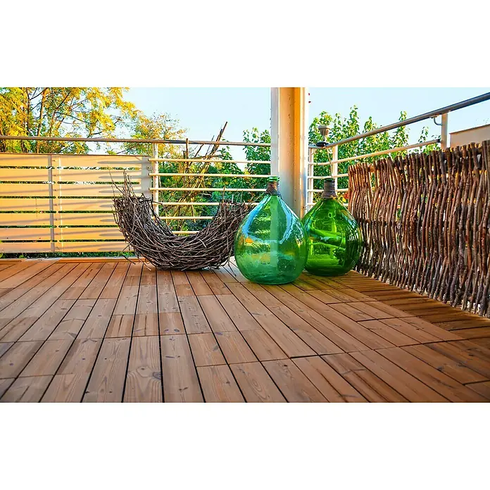 Klickfliese Smartplank - Kiefer, 118,4 x 15,1 x 2,8 cm, Braun, 1 Stk. - Dekorative Elemente auf einer Terrasse: Ein Korb aus Zweigen, zwei grüne Glasballons und ein Zaun aus Ästen schaffen eine natürliche Atmosphäre.