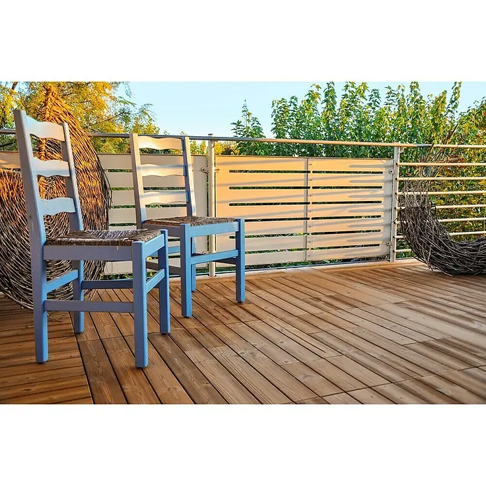 Klickfliese Smartplank - Kiefer, 118,4 x 15,1 x 2,8 cm, Braun, 1 Stk. - Zwei blaue Stühle mit Strohsitzen stehen auf einer Holzterrasse mit dekorativen Weidenkörben und einem modernen Geländer im Hintergrund.