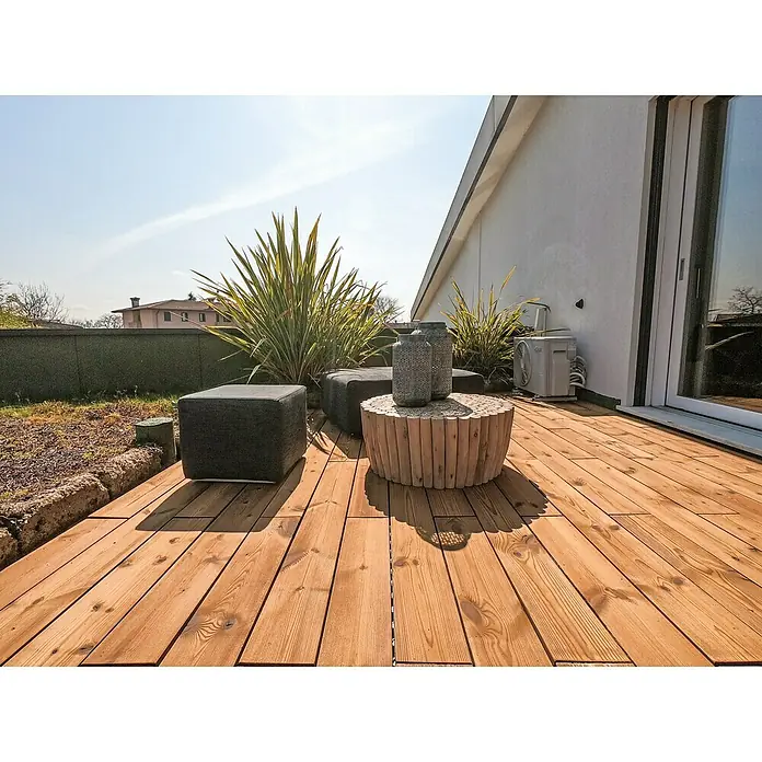 Klickfliese Smartplank - Kiefer, 118,4 x 15,1 x 2,8 cm, Braun, 1 Stk. - Einladende Terrasse mit Holzboden, grauen Hockern und einem rustikalen Holztisch mit dekorativen Vasen, ideal für entspannte Stunden im Freien.