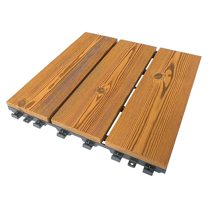 Loseta con sistema click Smartdeck - Pino, 30 x 30 x 2,5 cm, Natural, 6 ud. - Baldosas de madera: Tres baldosas de madera con vetas y conectores entrelazados sobre un fondo negro.