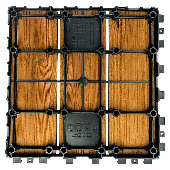 Loseta con sistema click Smartdeck - Pino, 30 x 30 x 2,5 cm, Natural, 6 ud. - Baldosa cuadrada de madera marrón con marco de plástico negro y logo "ONEK", ideal para suelos interiores y exteriores elegantes.
