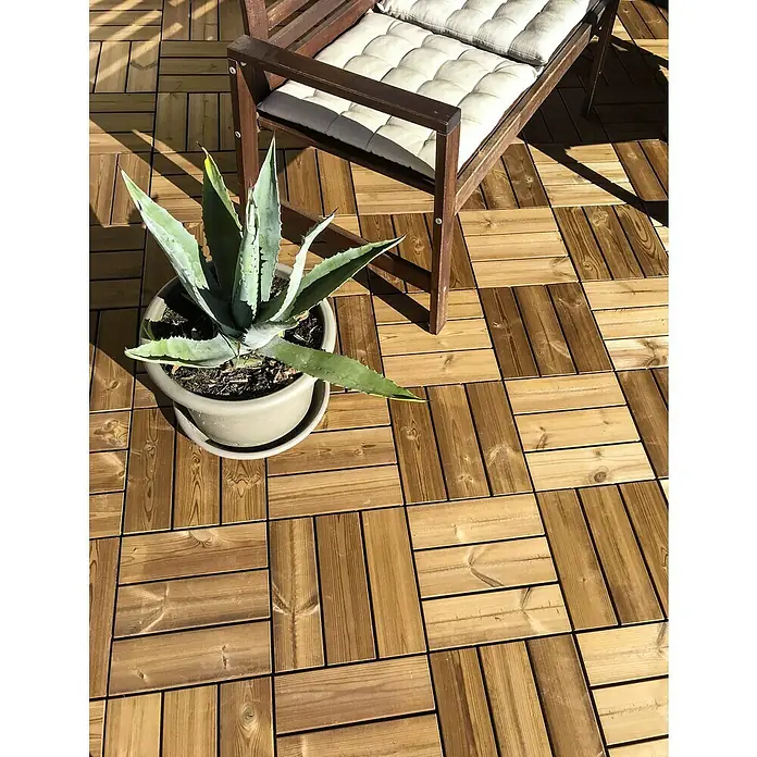 Loseta con sistema click Smartdeck - Pino, 30 x 30 x 2,5 cm, Natural, 6 ud. - Un agave en una maceta y una silla de madera en un suelo de baldosas de madera, formando un rincón acogedor al aire libre con encanto rústico.