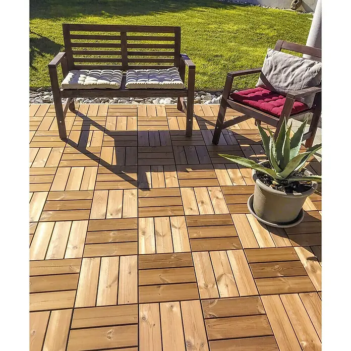 Loseta con sistema click Smartdeck - Pino, 30 x 30 x 2,5 cm, Natural, 6 ud. - Toma exterior de un suelo de terraza de madera con muebles. Las baldosas de madera le dan un toque natural y elegante a la zona exterior.
