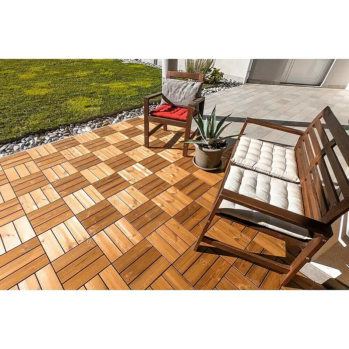 Loseta con sistema click Smartdeck - Pino, 30 x 30 x 2,5 cm, Natural, 6 ud. - Acogedor patio con baldosas de madera, sillón cómodo y banco con cojines, perfecto para relajarse al aire libre.