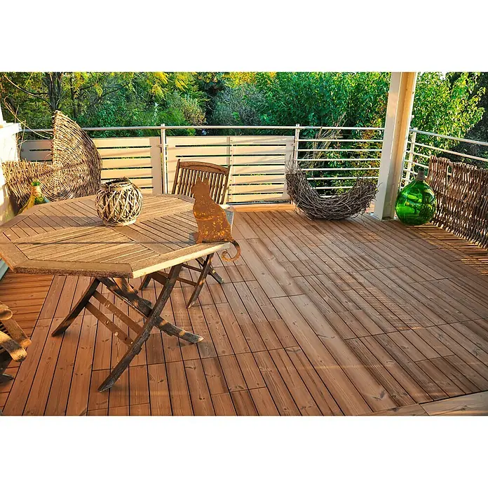 Loseta con sistema click Smartdeck - Pino, 30 x 30 x 2,5 cm, Natural, 6 ud. - Acogedora terraza de madera con mesa plegable, silla y elementos decorativos. Las baldosas de madera añaden un ambiente cálido al espacio exterior.