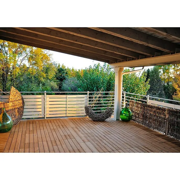 Loseta con sistema click Smartdeck - Pino, 30 x 30 x 2,5 cm, Natural, 6 ud. - Vista de una terraza con suelo de madera adornada con cestas de mimbre y una botella de vidrio verde, rodeada por una mezcla de barandillas modernas y rústicas.