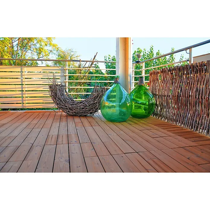 Loseta con sistema click Smartdeck - Pino, 30 x 30 x 2,5 cm, Natural, 6 ud. - Globos de vidrio decorativos en verde y una cesta de mimbre en una terraza de madera. Decoración atmosférica del jardín para un ambiente acogedor.
