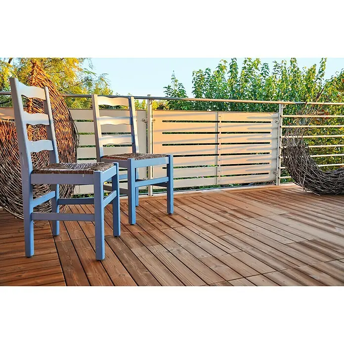 Loseta con sistema click Smartdeck - Pino, 30 x 30 x 2,5 cm, Natural, 6 ud. - Dos sillas azul claro con asientos de mimbre en una terraza de madera, con cestas decorativas de mimbre y una barandilla moderna.