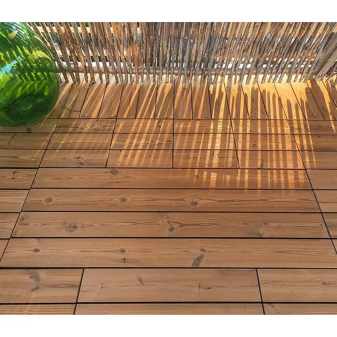 Loseta con sistema click Smartdeck - Pino, 30 x 30 x 2,5 cm, Natural, 6 ud. - Terraza de madera con valla decorativa y esfera verde. La luz cálida enfatiza la estructura de la madera y crea un ambiente acogedor.