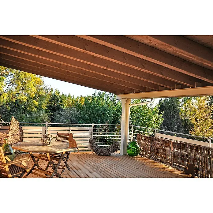 Loseta con sistema click Smartdeck - Pino, 30 x 30 x 2,5 cm, Natural, 6 ud. - Patio cubierto con mesa y sillas de madera, decorado con una valla de mimbre.