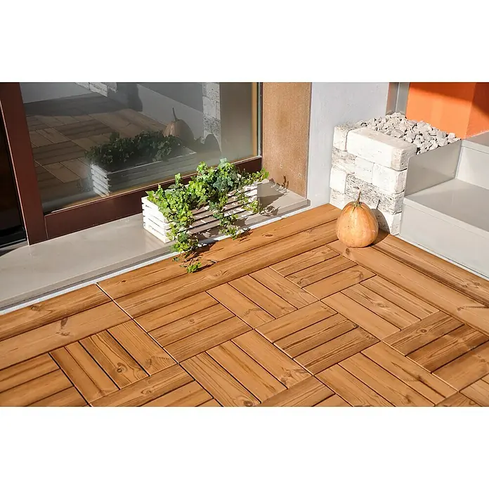 Loseta con sistema click Smartdeck - Pino, 30 x 30 x 2,5 cm, Natural, 6 ud. - Vista superior de baldosas de terraza de madera con plantas y calabaza. Las baldosas de madera son cuadradas y colocadas en espiga.