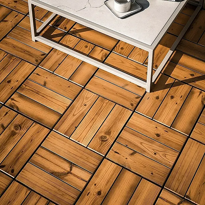 Loseta con sistema click Smartdeck - Pino, 30 x 30 x 2,5 cm, Natural, 6 ud. - Primer plano de una mesa de centro cuadrada con tapa de piedra sobre un suelo de baldosas de madera.