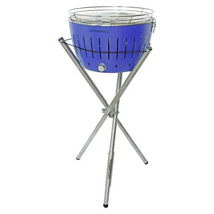 LotusGrill Holzkohlegrill Classic - Durchmesser Grillfläche: 34 cm, Tiefblau - Abbildung eines LotusGrill mit blauem Korpus und silberfarbenem Gestell, ideal für den Außenbereich. Der Grill verspricht rauchfreies Grillvergnügen.