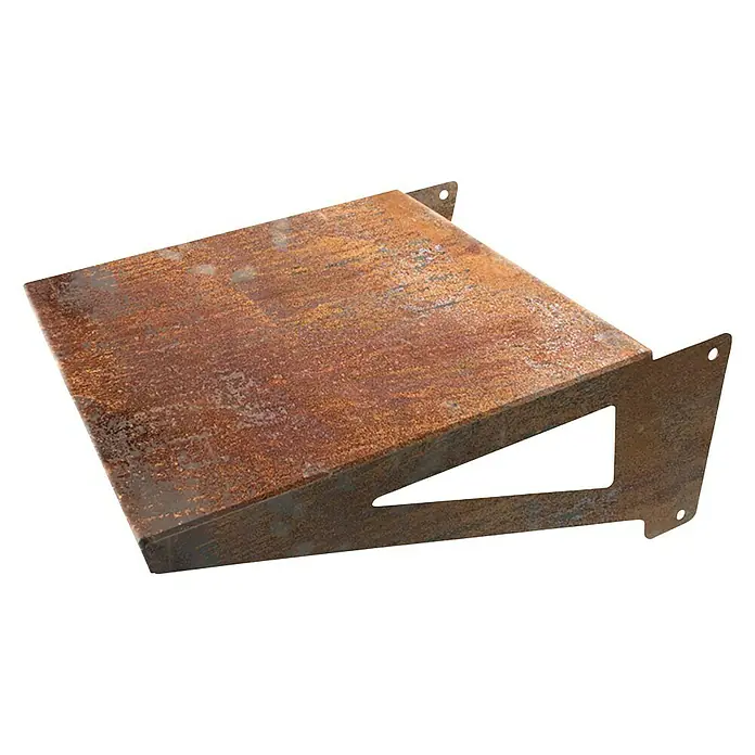 Remundi Ablage Zelos M - Stahl, Passend für: Remundi Holzkohlegrill Zelos M - Nahaufnahme einer rustikalen, metallenen Wandkonsole mit einem dreieckigen Ausschnitt, ideal für moderne Wohnräume.