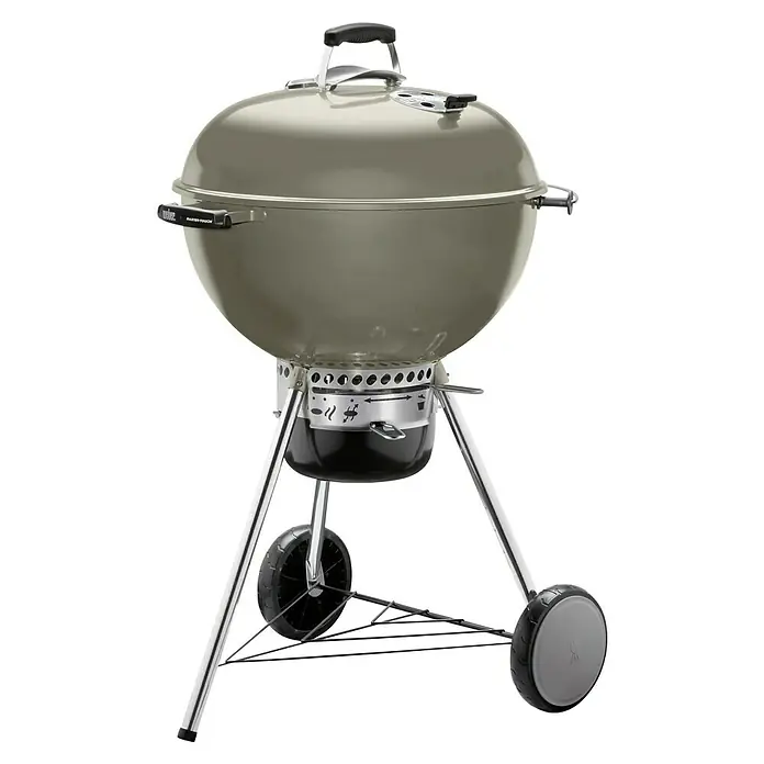 Weber Master-Touch GBS Kugelgrill C-5750 - Durchmesser Grillfläche: 57 cm, Smoke Grey - Das Bild zeigt einen Weber Holzkohlegrill Master-Touch in Olivgrün. Der Grill ist mit Rädern und einem Deckel ausgestattet.
