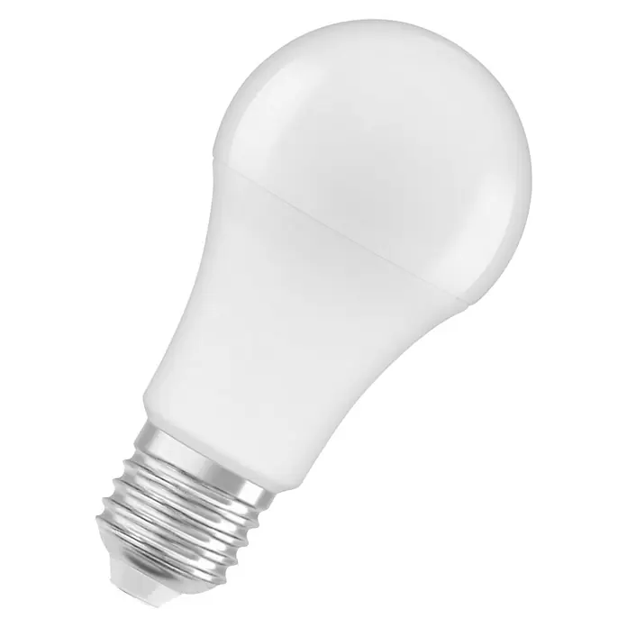 Osram LED-Lampen Set Glühlampenform E27 matt - E27, Nicht Dimmbar, Warmweiß, 1.521 lm, 13 W, 3 Stk. - Nahaufnahme einer weißen LED-Lampe mit silbernem Schraubsockel auf schwarzem Hintergrund.