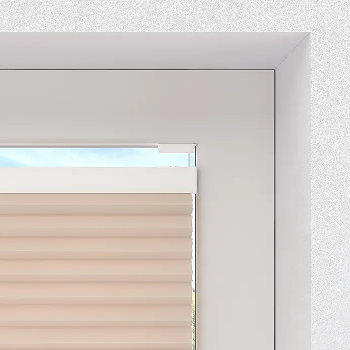Expo Ambiente Wabenplissee - B x H: 60 x 130 cm, Beige, Tageslichtdurchlässig - Nahaufnahme einer beigen Duette-Jalousie in einem Fensterrahmen, die sanftes Licht filtert und Privatsphäre bietet.