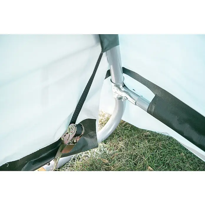 ShelterLogic Garage - 610 x 300 cm - Detailaufnahme eines Carport-Gestells mit Abdeckung, die mit einem Ratschengurt befestigt ist.