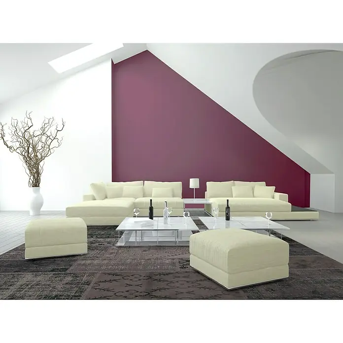 swingcolor Farbtester SIMPLY Wohnraumfarbe - Rot - Nr. 15, Matt, 50 ml - Elegantes Wohnzimmer mit großzügigen Sofas, stilvollen Ottomane und einem modernen Couchtisch-Set auf einem dekorativen Teppich.