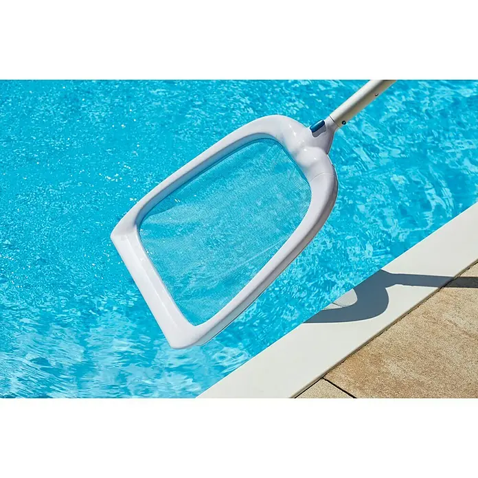 Malibu Laubkescher White - Kunststoff - Ein weißer Poolkescher mit blauem Netz wird verwendet, um das Wasser eines Schwimmbeckens von Schmutz zu befreien. Ideal für die Poolreinigung.