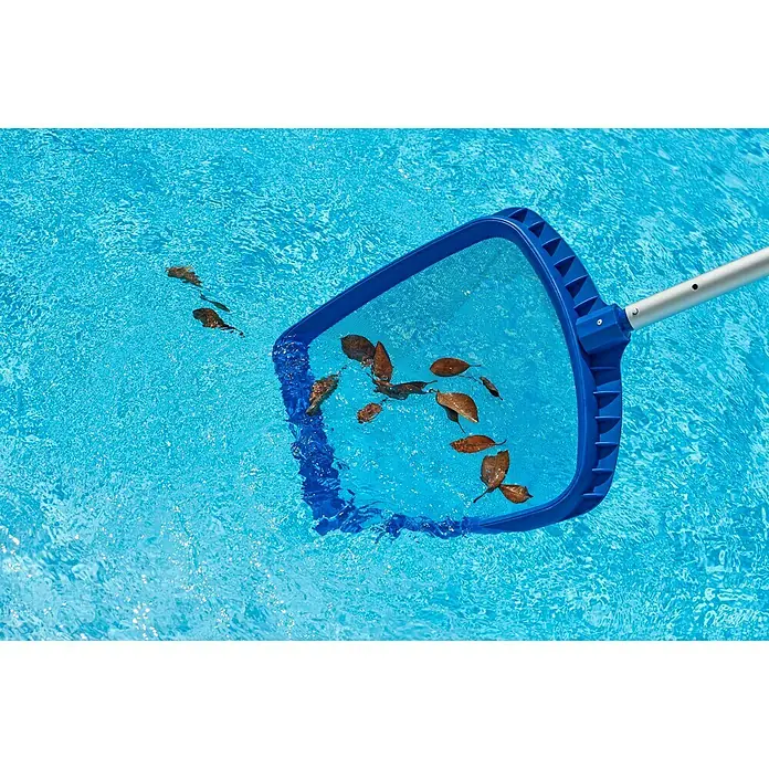 Malibu Laubkescher Ocean - Kunststoff - Poolreinigung mit einem blauen Kescher, der Blätter aus dem türkisfarbenen Wasser fischt. Hilfreich für die Poolpflege!