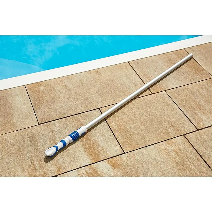 Malibu Teleskopstab - 480 cm, Aluminium - Teleskopstange für Schwimmbadzubehör mit blau-weißen Griffen, die auf Steinplatten am Pool liegt.