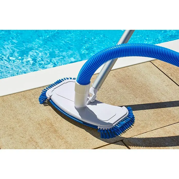 Malibu Poolsauger Ocean - Manuell, Durchmesser Anschluss: 32 mm - Nahaufnahme eines Poolreinigers mit Bürsten und blauem Schlauch, der auf Fliesen am Poolrand steht.