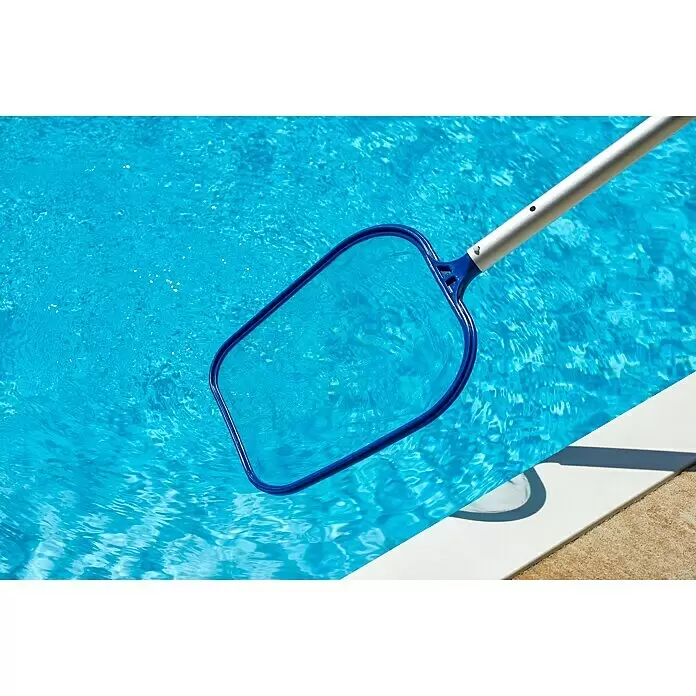 Malibu Laubkescher Lightweight - Kunststoff - Blauer Poolkescher mit silbernem Stiel im klaren blauen Schwimmbadwasser zum Reinigen.