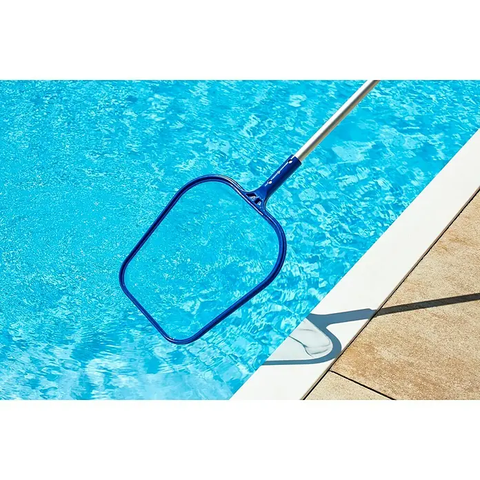 Malibu Laubkescher Lightweight - Aluminium - Blauer Poolkescher mit Teleskopstange, der ins blaue Wasser eines Pools gehalten wird. Sauberes Schwimmbad-Zubehör für den Sommer.