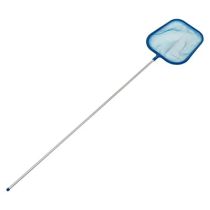 Malibu Laubkescher Lightweight - Aluminium - Ein blauer Poolkescher mit einem langen, silberfarbenen Griff vor einem schwarzen Hintergrund.