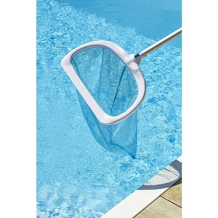 Malibu Bodenkescher White - Kunststoff - Nahaufnahme eines blauen Schwimmbadskimmers mit weißem Griff, der ins saubere, blaue Schwimmbadwasser getaucht wird.