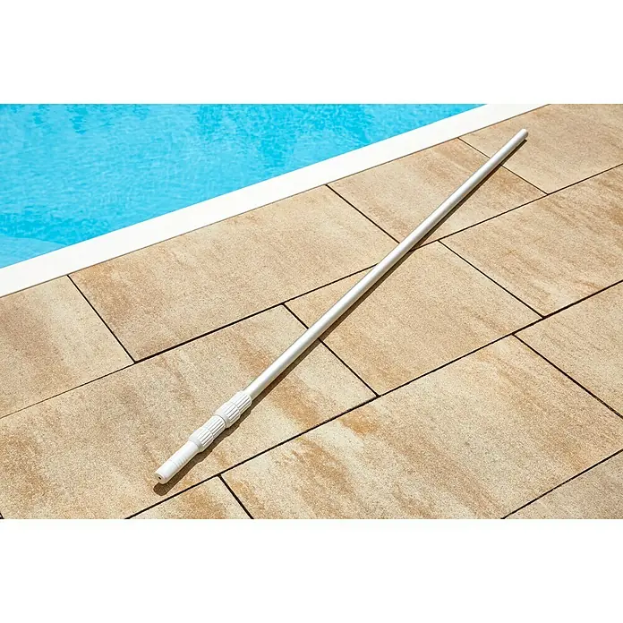 Malibu Teleskopstab - 450 cm, Aluminium - Ein weißer Teleskopstiel für Schwimmbadreinigungsgeräte liegt auf Steinfliesen neben einem Pool. Er ist ausziehbar für eine einfache Nutzung.