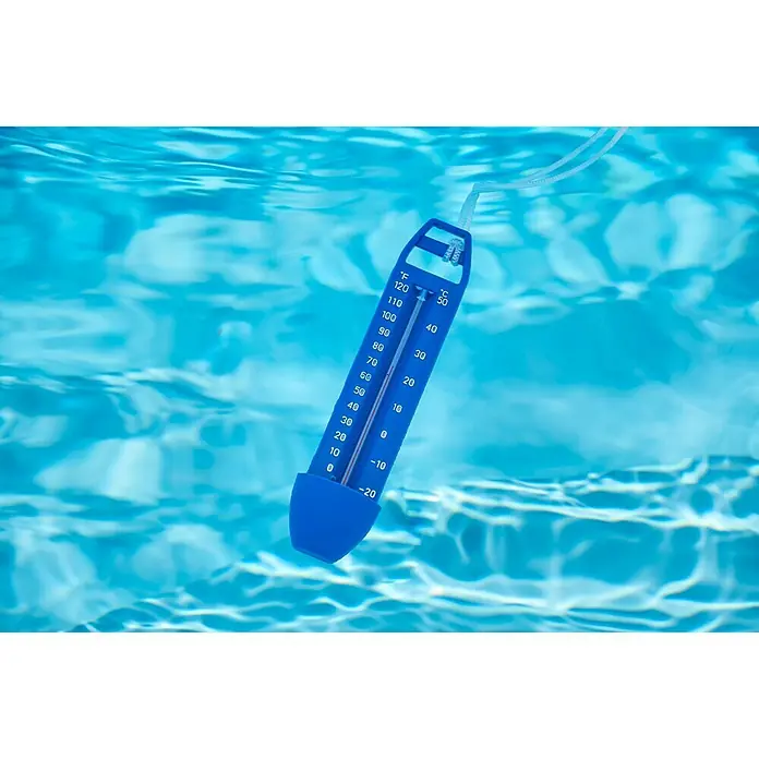 Malibu Wasserthermometer Ocean - Blau - Nahaufnahme eines blauen Poolthermometers, das mit einer Schnur im Wasser hängt, zur Messung der Wassertemperatur.