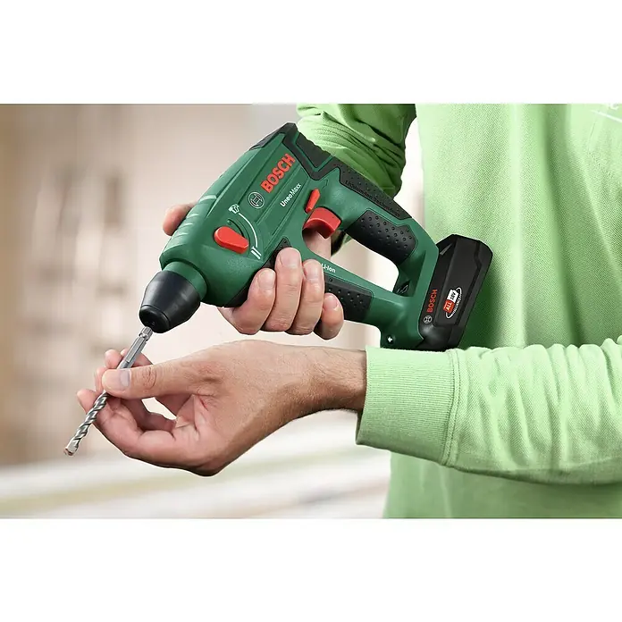 Bosch Power for All 18V Akku-Bohrhammer Uneo Maxx - 18 V, 1 Akku, 0,6 J - Nahaufnahme eines Bosch UneoMaxx Akku-Bohrhammers mit eingesetztem Bohrer, ideal für Heimwerkerprojekte.