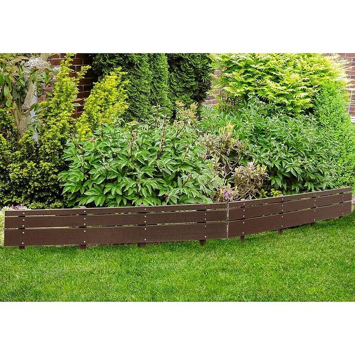 Floraworld Beeteinfassung Mali - 118 x 40 cm, Kunststoff, Dunkelbraun - Gartenansicht mit braunem, gebogenem Rasenkanten-Set zur Abgrenzung des Rasens vom Gartenbeet.