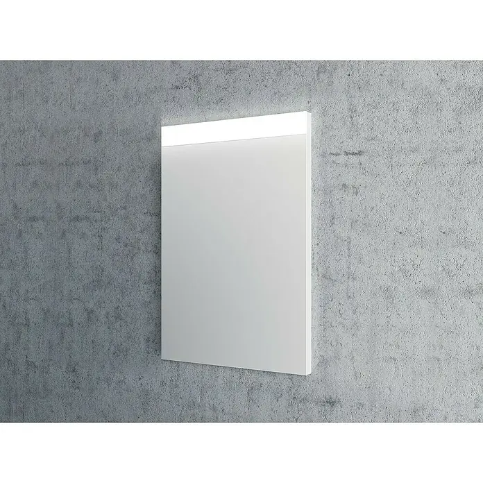 Camargue Lichtspiegel Leonie 2 - 50 x 70 cm - Moderne Badezimmerbeleuchtung mit einem minimalistischen, rechteckigen LED-Spiegel an einer strukturierten Betonwand. Das Licht sorgt für eine elegante Atmosphäre.