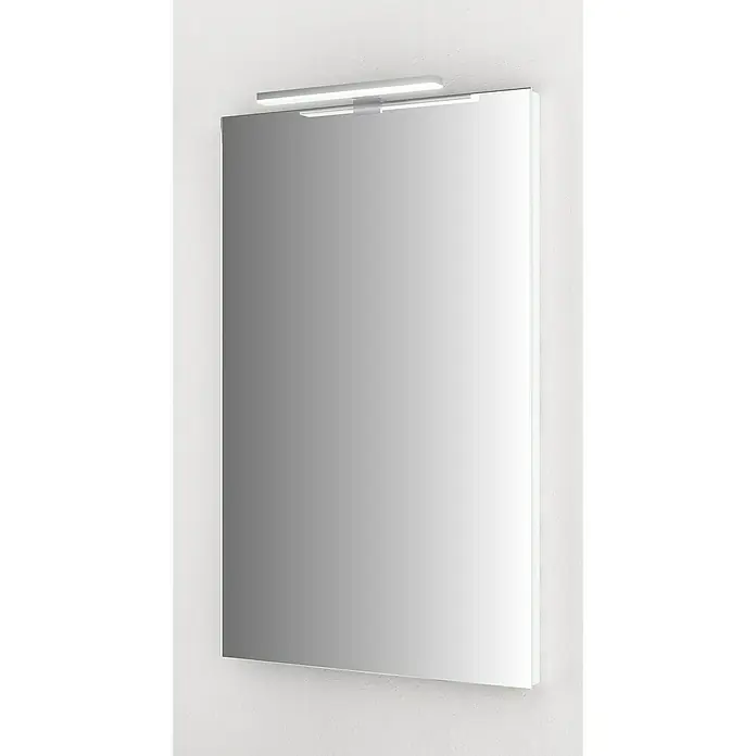 Camargue Lichtspiegel Elvo 1 - 50 x 80 cm - Ein modernes, rechteckiges Spiegelpaneel mit integrierter LED-Beleuchtung, das ein helles und gleichmäßiges Licht im Raum verbreitet.