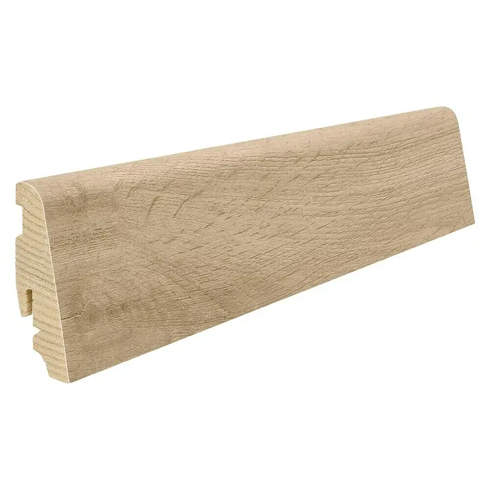 Living by Haro Sockelleiste Eiche Trient Natur - 220 cm x 19 mm x 58 mm - Nahaufnahme einer hellen, holzgemaserten Sockelleiste, die für einen stilvollen Übergang zwischen Wand und Boden sorgt.