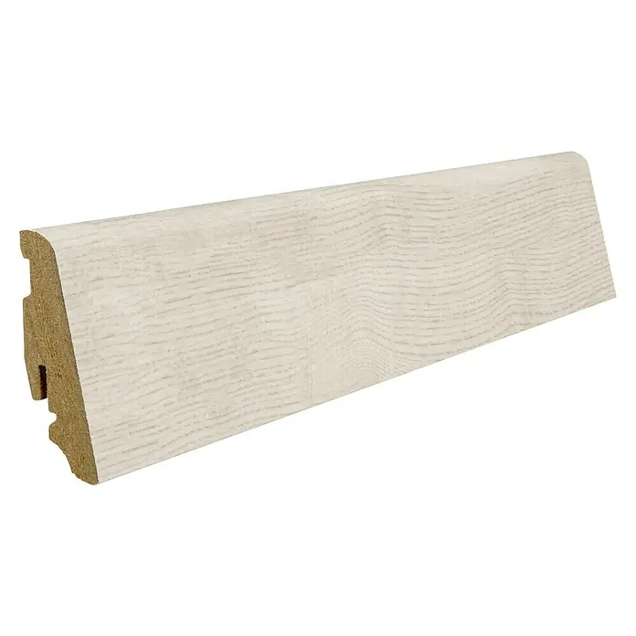 Living by Haro Sockelleiste Eiche Siena Samtweiß - 220 cm x 19 mm x 58 mm, MDF - Detailaufnahme einer Sockelleiste mit weißer Holzstruktur, ideal für moderne Innenräume.