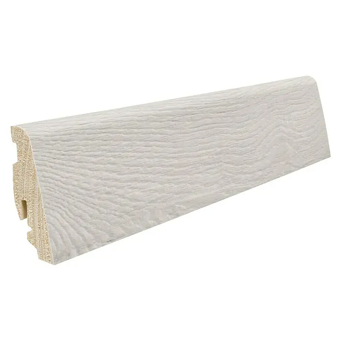 Living by Haro Sockelleiste Eiche Siena - 220 cm x 19 mm x 58 mm - Eine Nahaufnahme einer weißen Fußleiste mit einem Holzmaserungseffekt, ideal für die Inneneinrichtung. Detailgetreue Verarbeitung sichtbar.
