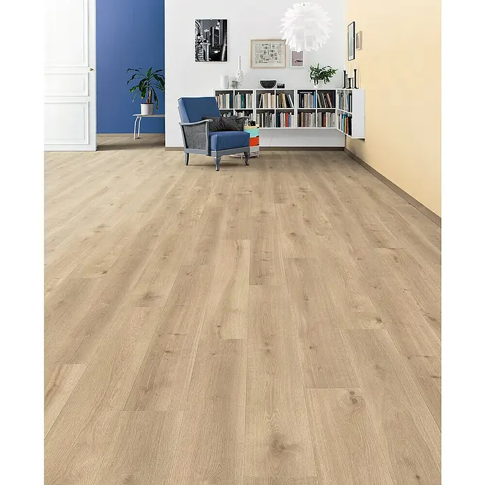 Living by Haro Laminatmuster Eiche Milton - 290 x 193 x 7 mm, Landhausdiele - Einladendes Interieur mit hellem Holzboden, der Wärme und natürliche Eleganz in den Raum bringt und ein gemütliches Ambiente schafft.
